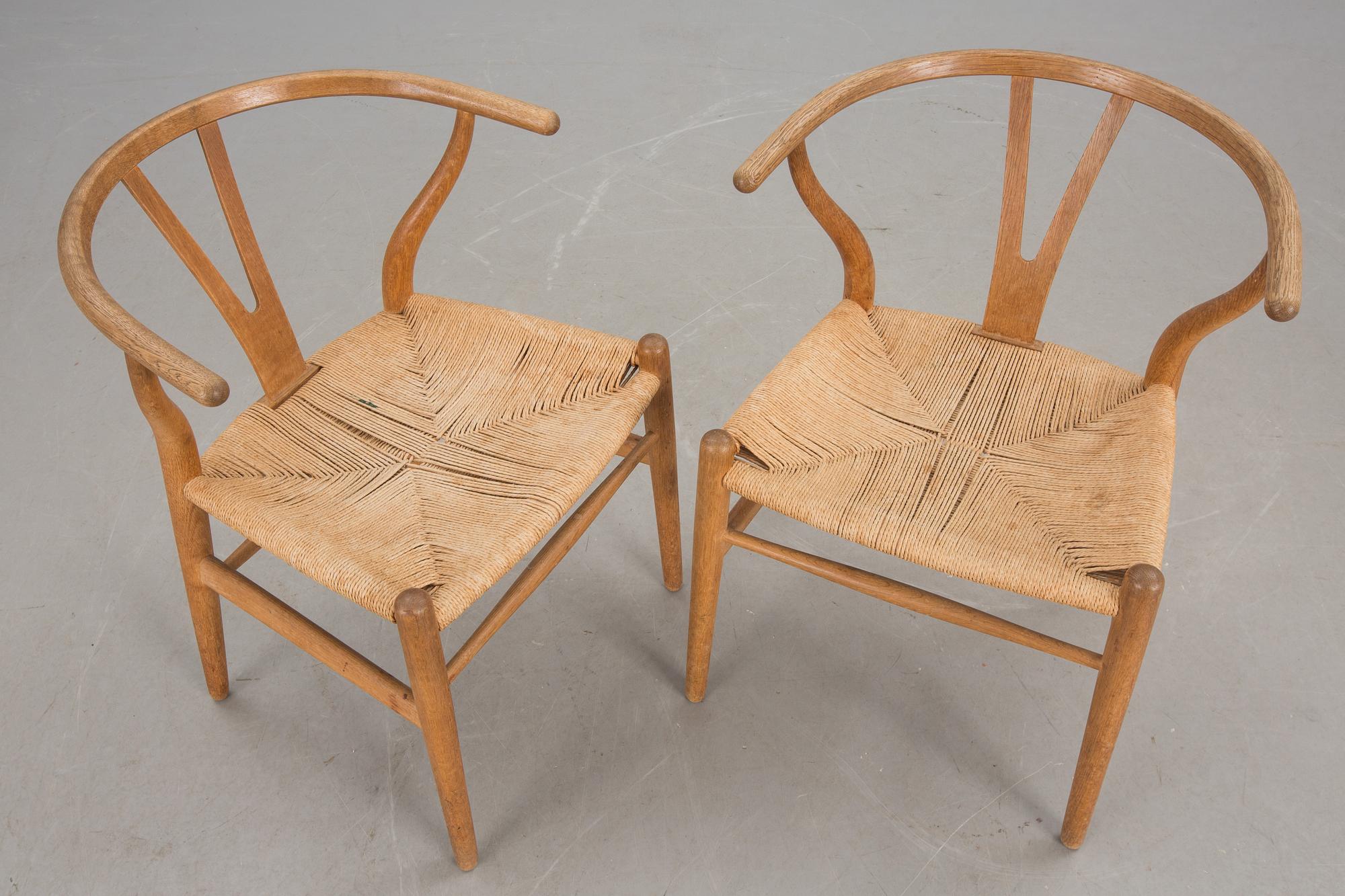 KARMSTOLAR, ett par, "Y-stolen", Hans J Wegner, etikettsmärkt Carl Hansen & Søn, Møbelfabrik Odense, 1970-talets början.