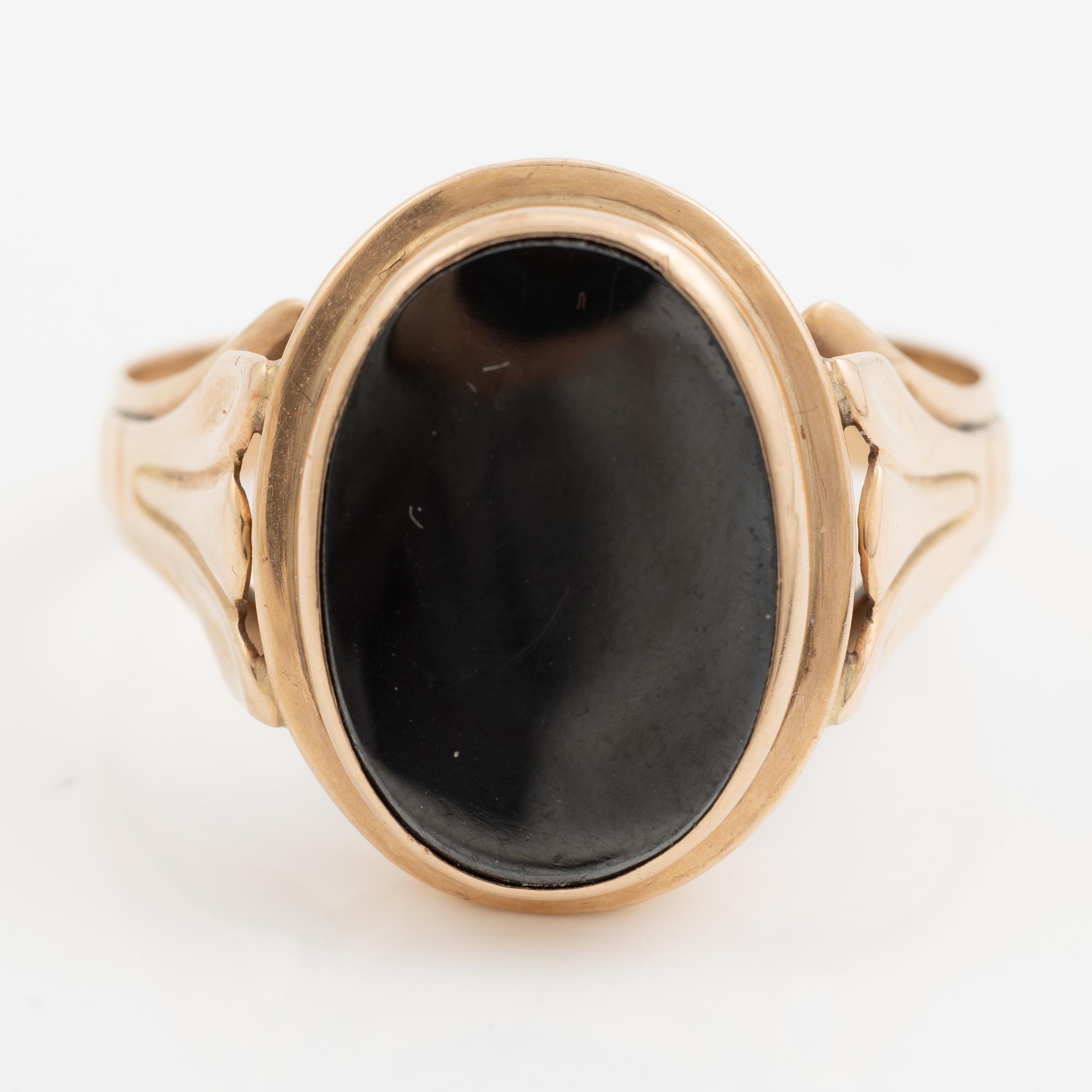 Ring 14K gold and hematite.