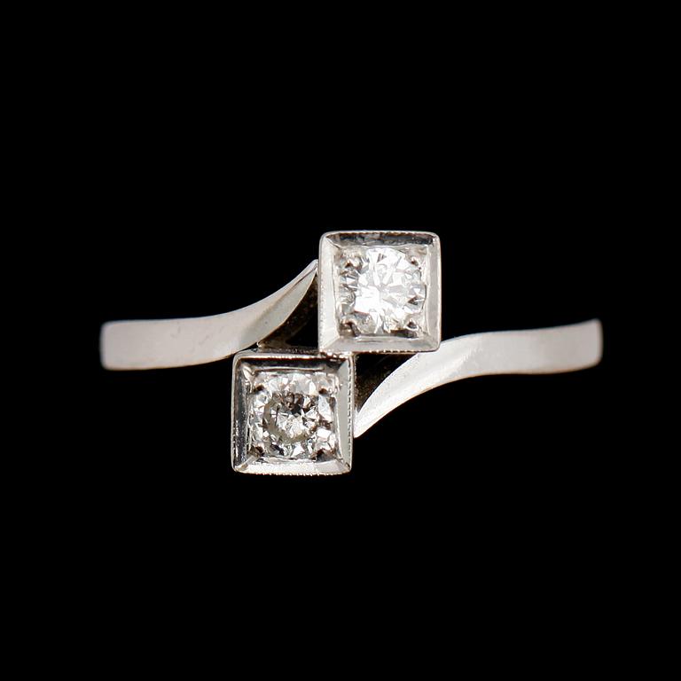 RING, 18 k vitguld, svenska stämplar 1964, med 2 briljanter.