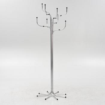 Sidse Werner, tamburmajor, "Coat Tree", Fritz Hansen, Danmark.
