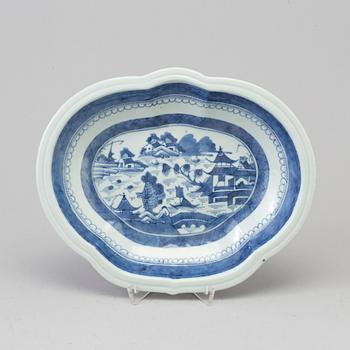 A blue and white serving dish, Qing dynasty, 19th Century.