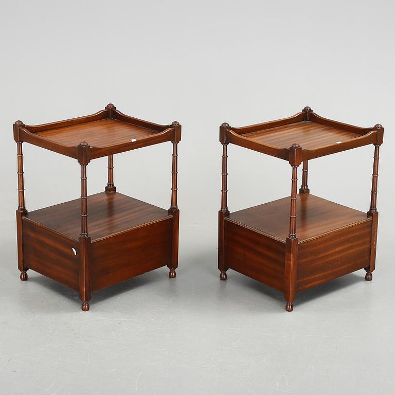 SÄNGBORD / SIDOBORD, ett par. 1900-tal.