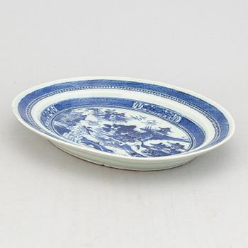 A group of 7 blue and white dishes, 18/20th Century.