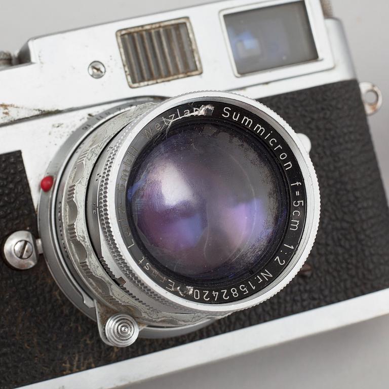 A Leica M2 camera, nr 960.401 Wetzlar, 1959, with accessories.