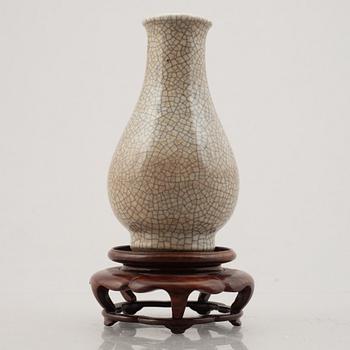 A ge-glazed vase, China, Qing dynasty/early 20th century.