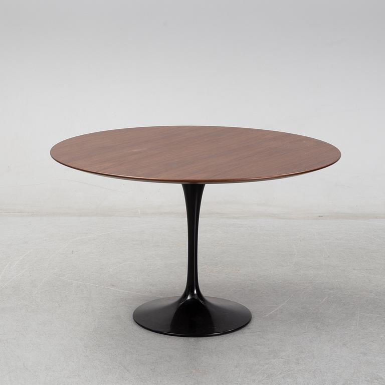 Eero Saarinen, soffbord, "Tulip", undertill brickmärkt KnollStudio Eero Saarinen. Modellen formgiven 1956.