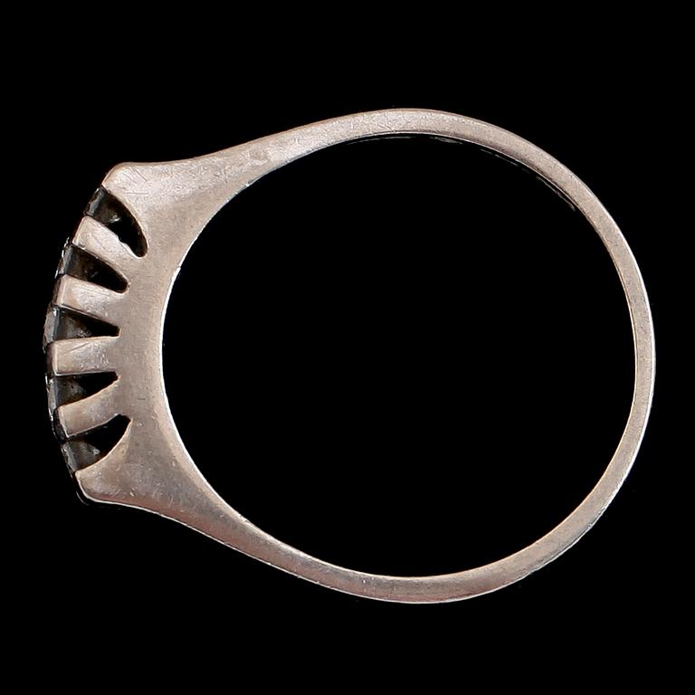 RING, 18 k vitguld, med 5 briljantslipade diamanter, 0.34 ct enligt gravyr. Total vikt ca 6 gram.