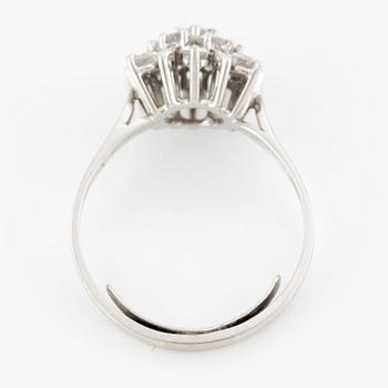 Ring, 18K vitguld kluster med briljantslipade diamanter.