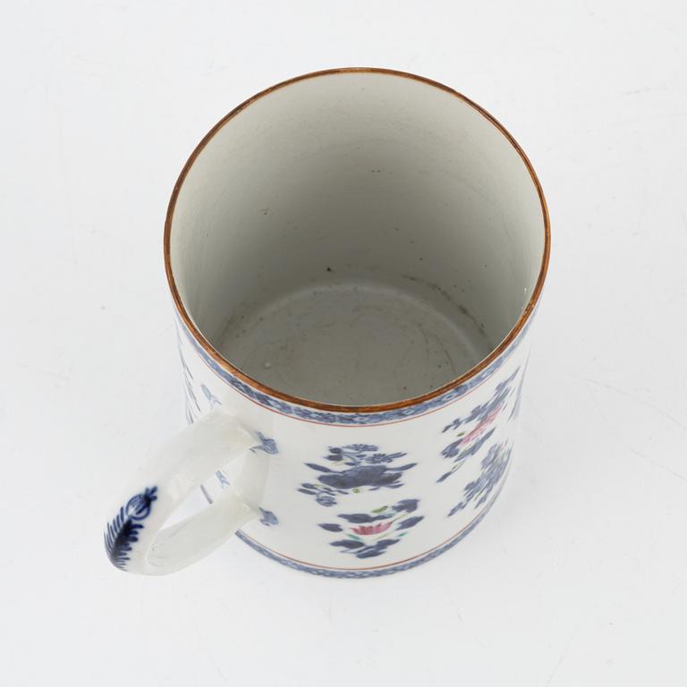 Mugg, porslin. Qingdynastin, Qianlong (1736-95).