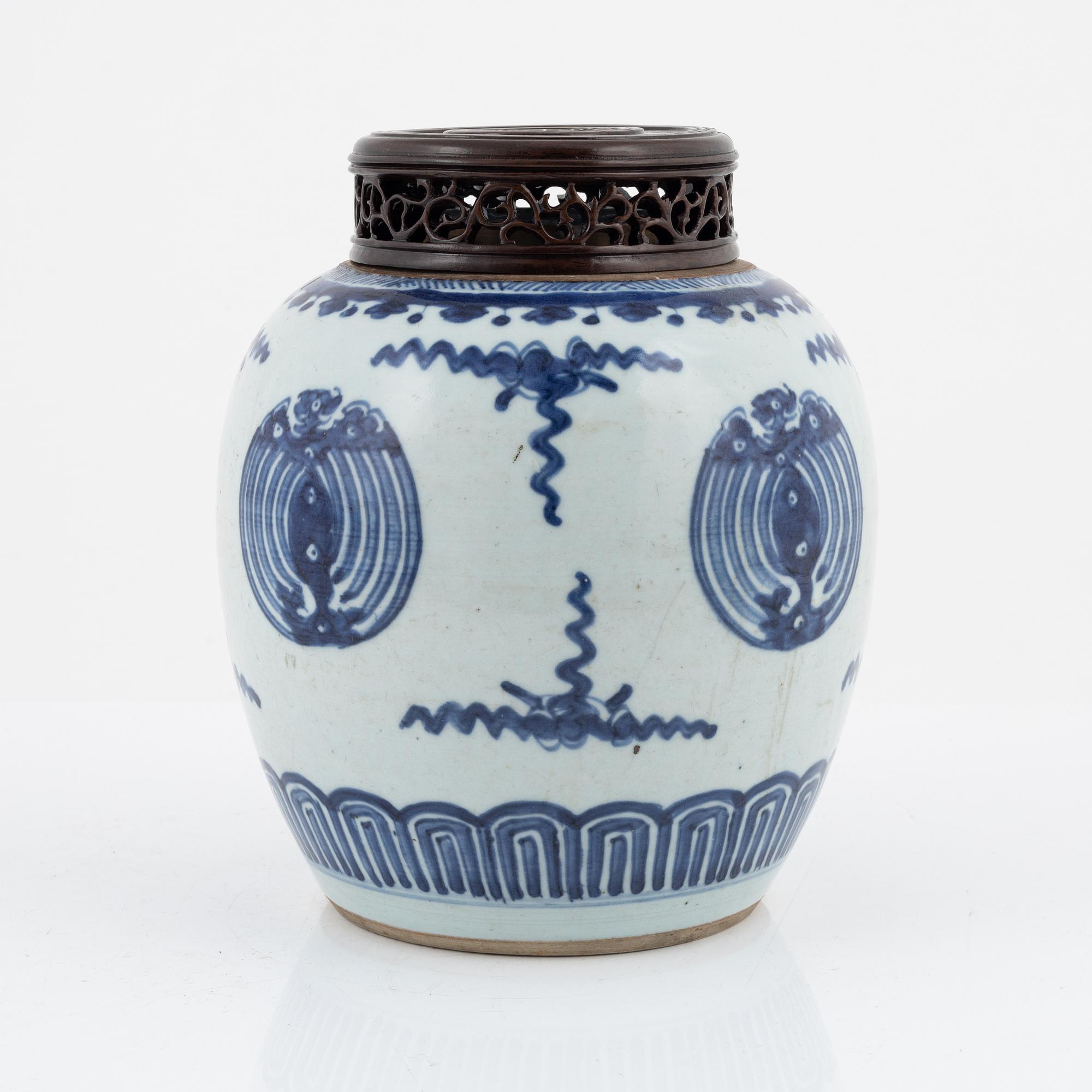 A blue and white jar, Qing dynasty, Kangxi (1662-1722).