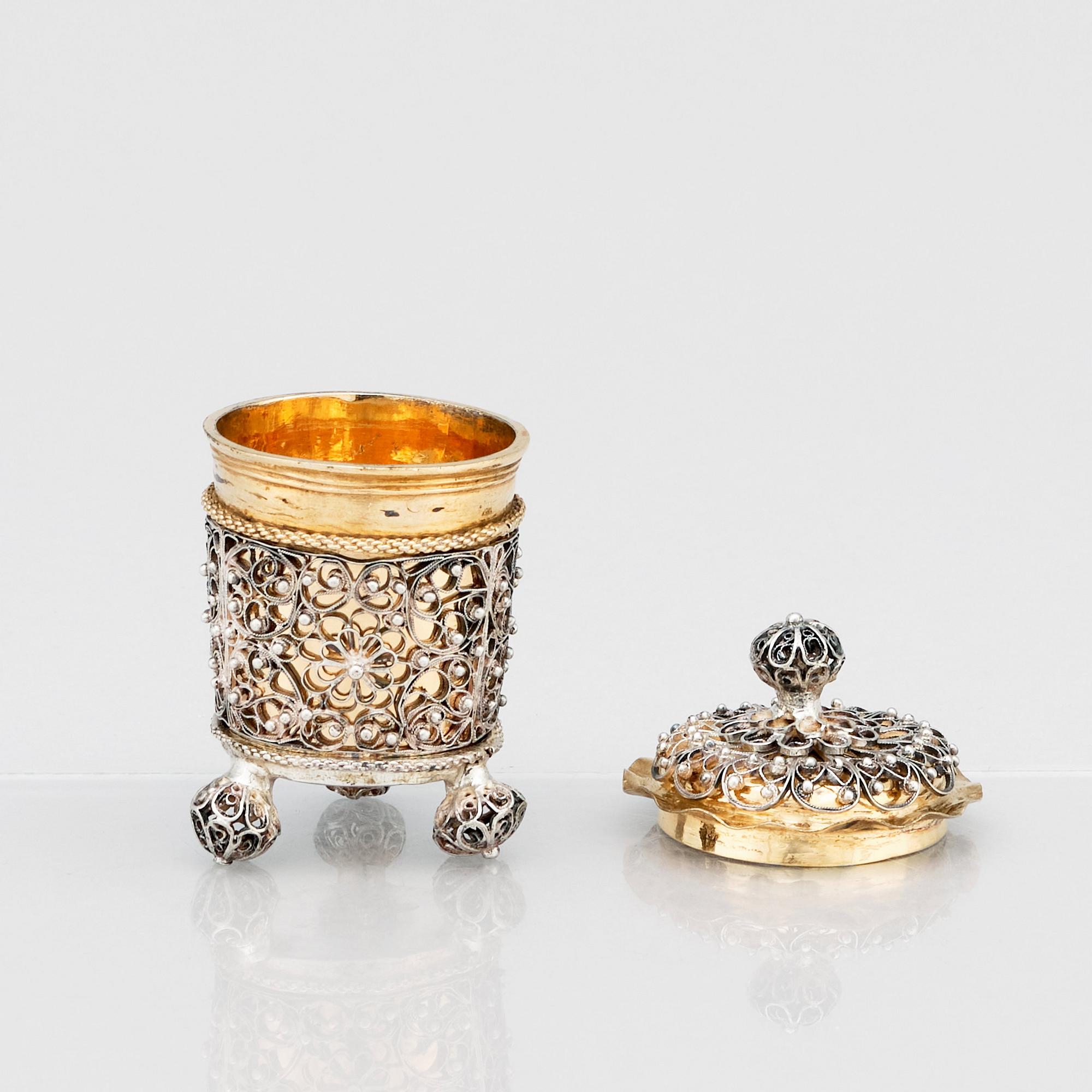 Johan Friedrich Straub, miniatyrbägare med lock, förgyllt silver, filigran, Karlstad (1674-1713). Barock.