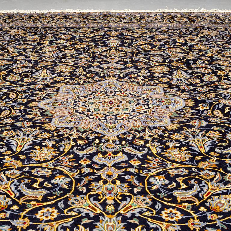 A CARPET, Kashan, ca 406 x 295 cm.