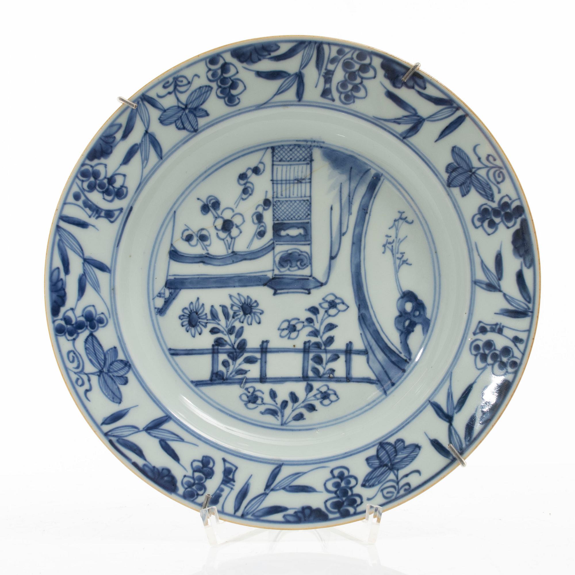 Tallrikar, tre stycken, porslin, Kina, Qingdynastin, Qianlong (1736-95).