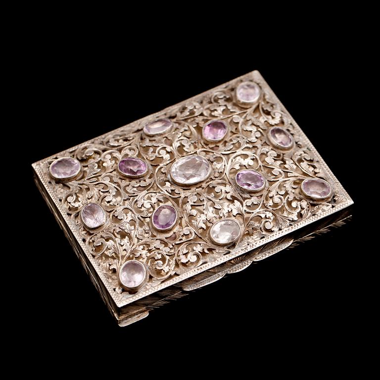 DOSA, silver, med 13 fasettslipade ametister, 1900-talets första hälft. Total vikt ca 112 g.