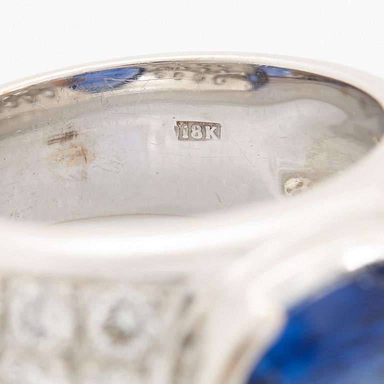 Ring 18K vitguld med en oval fasettslipad safir samt runda briljantslipade diamanter.