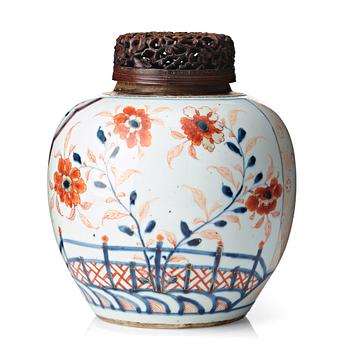 558. An imari jar, Qing dynasty, Kangxi (1662-1722).