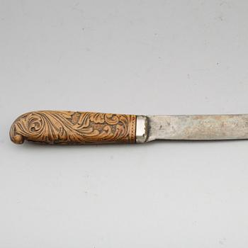 KNIV, fäste av skuret trä, omkring år 1900.