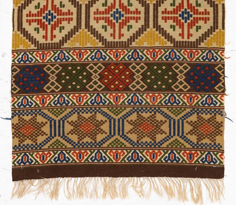 Bänkalängd, allmoge, krabbasnår, 1900-tal. 237 x 62 cm.