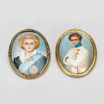MINIATYRER, 2 st, på porslin. En föreställande Gustaf Mauritz Armfelt, 1900-tal.