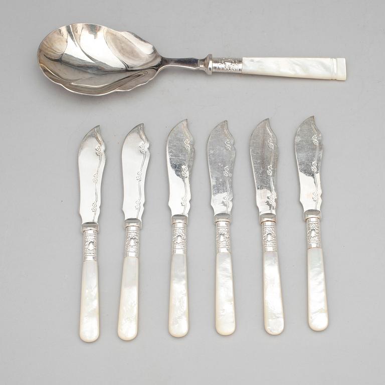 BESTICK, 7 delar, nysilver och pärlemor, John Sanderson, Sheffield, England, 1800-talets senare hälft.