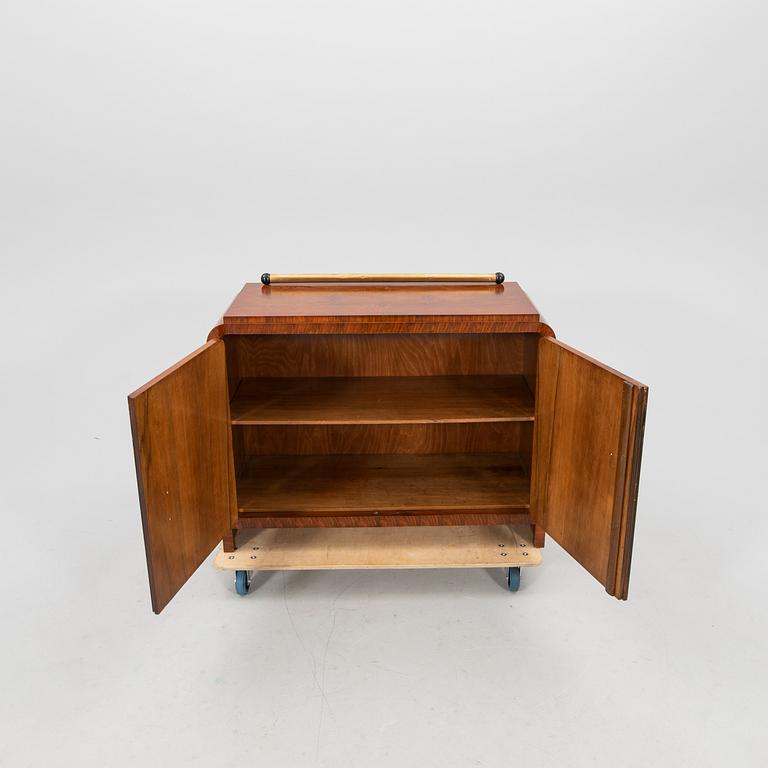 A walnut veneered Art Déco cabinet from the first half of the 20th century.