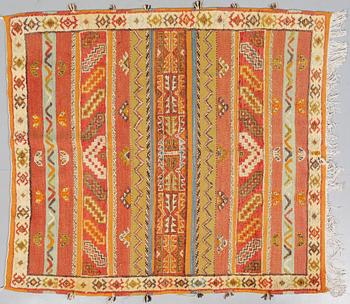 MATTA, troligen Marocko, modern tillverkning, 160 x 153 cm.