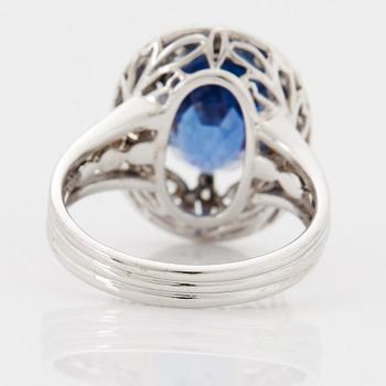 An 18K white gold ring set with a faceted sapphire.