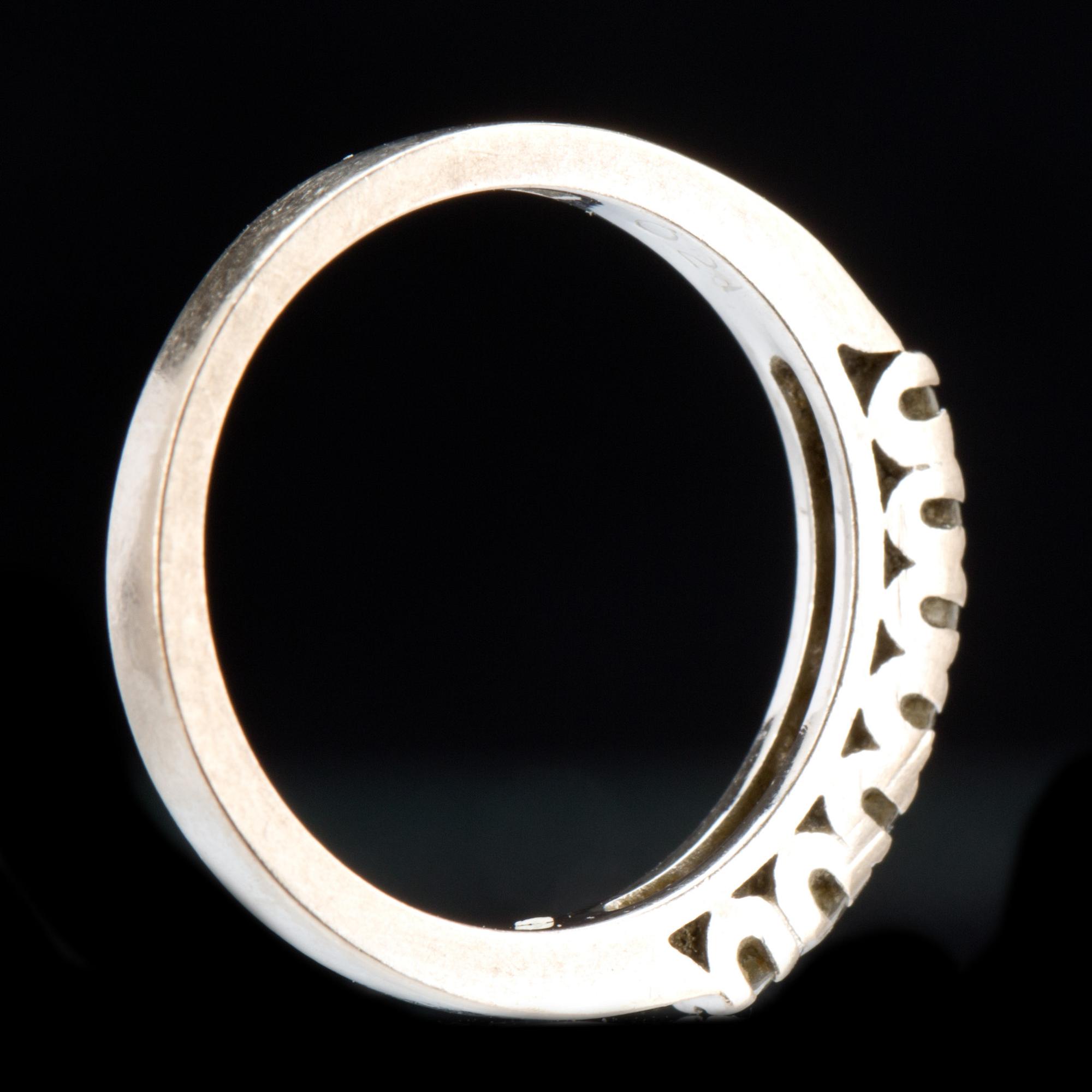 RING, 18 k vitguld med briljantslipade diamanter totalt ca 0,21 ct. Vikt ca 2,5 g.