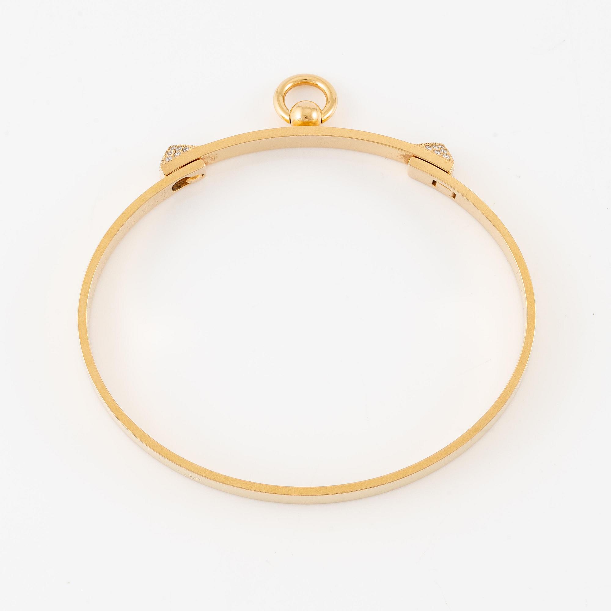 Hermès a bangle "Collier de chien" in 18K gold with round brilliant-cut diamonds.