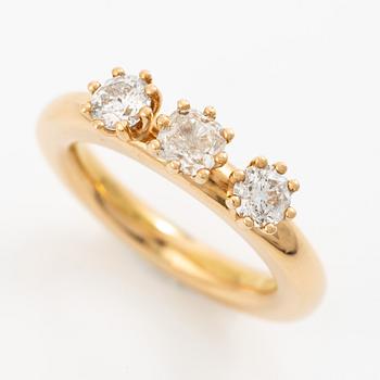 Ring in 18K gold with three diamonds 0.60 ct, 0.41 ct, and 0.40 ct. Accompanied by a report for each diamond.