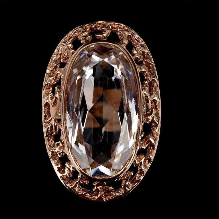 RING, guld 14K, syntetisk spinell, Pekka I Aulin, Åbo 1972. Vikt 9 g.