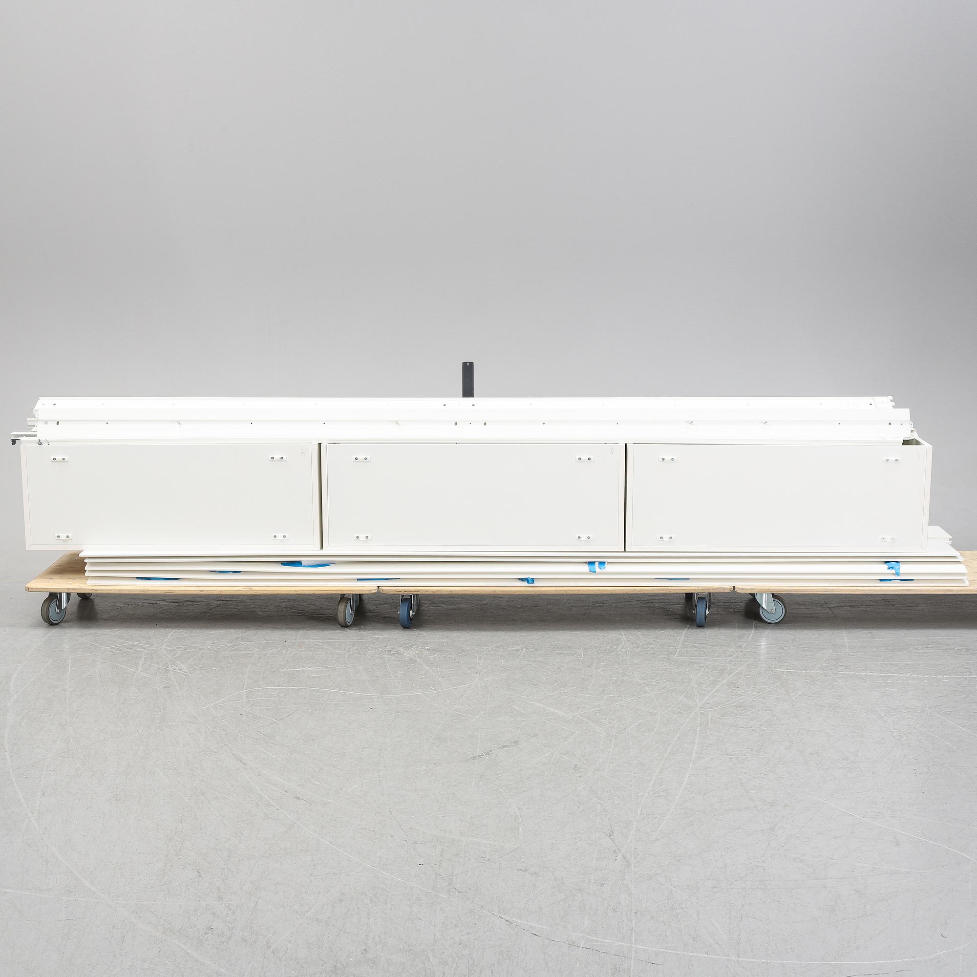 Antonio Citterio, a 'Flat C' shelving for B&B Italia.