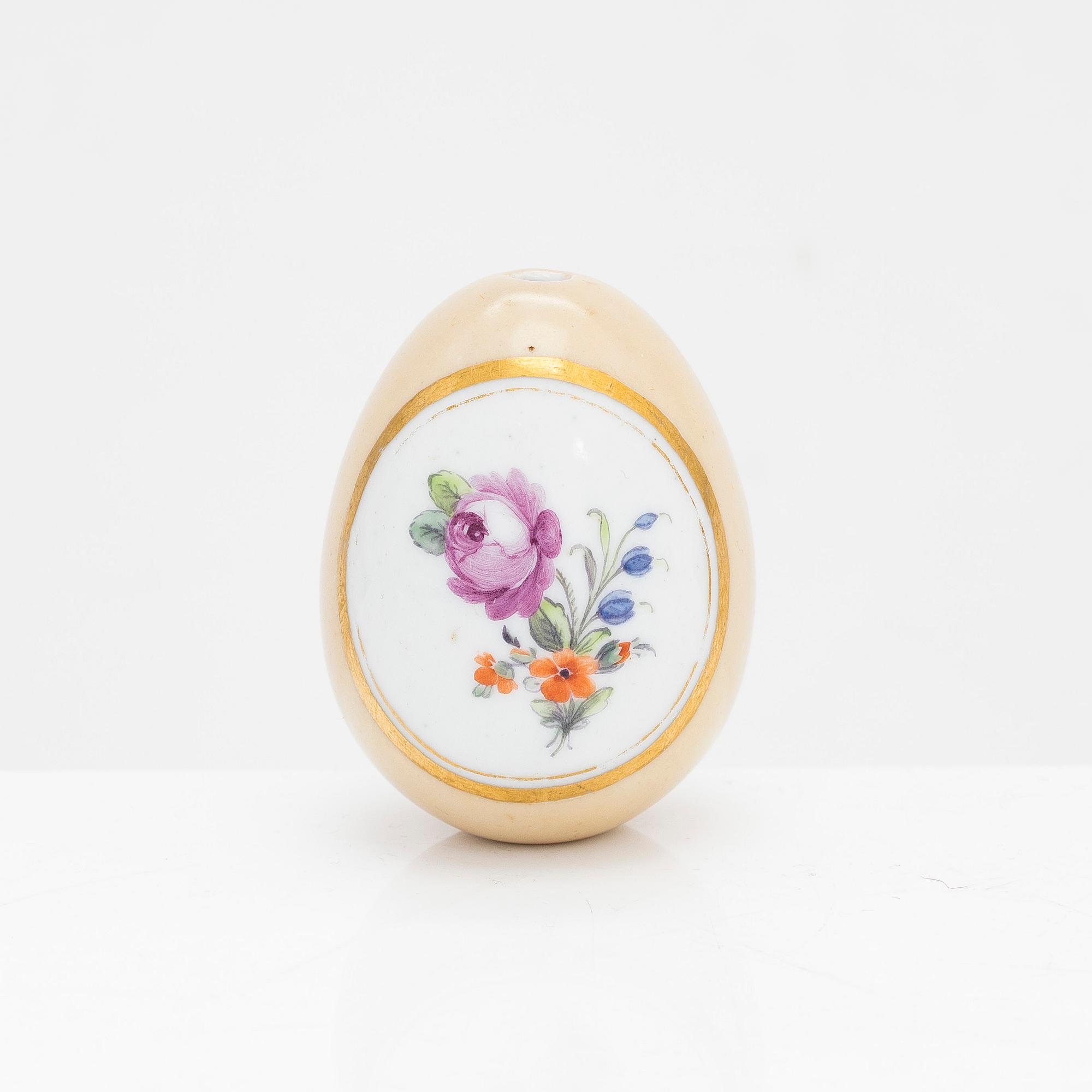 A Russian porcelain egg, presumably late 19th century.