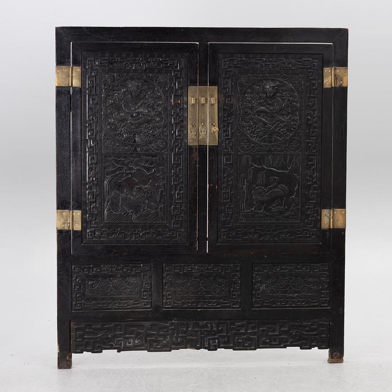 Väggpanel / dörrframstycke, skuret trä och mässing, Kina, Qingdynastin.