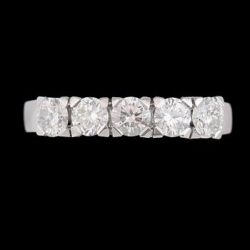 RING, 18k vitguld, 5 briljantslipade diamanter tot ca 0.94 ct.