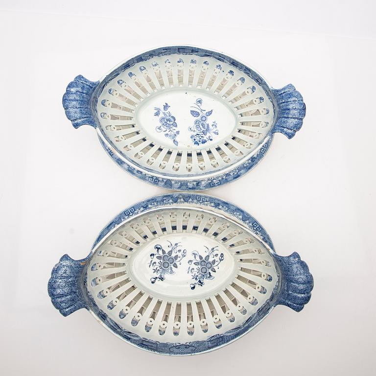 Gallerskålar med underfat, ett par, flintgods, England, 1800-tal.