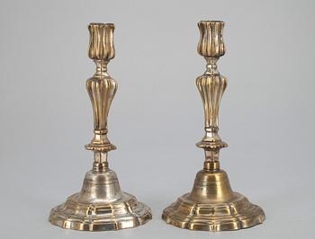 KYNTTILÄNJALKAPARI, hopeoitua messinkiä, 1700-luku.