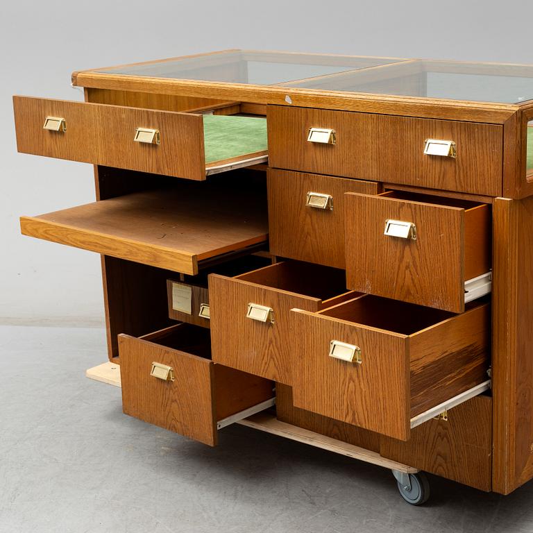 A mid 20th Century chest of drawers.