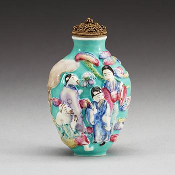 A famille rose snuff bottle, late Qing dynasty.