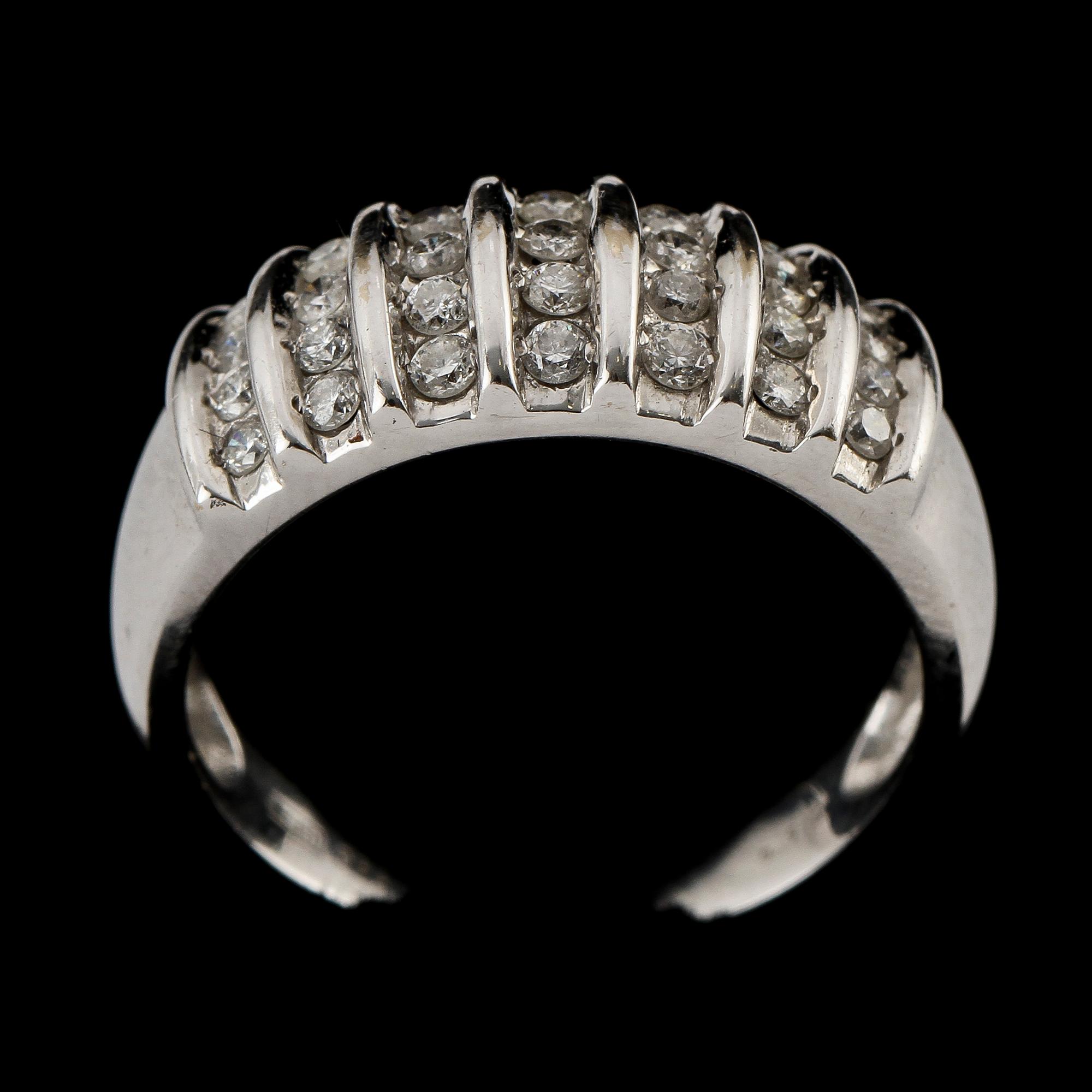 RING, 18k vitguld med 28 briljantslipade diamanter, 0.5 ct enl gravyr, Guldfynd, 1900-talets sista kvartal. Vikt 5 g.