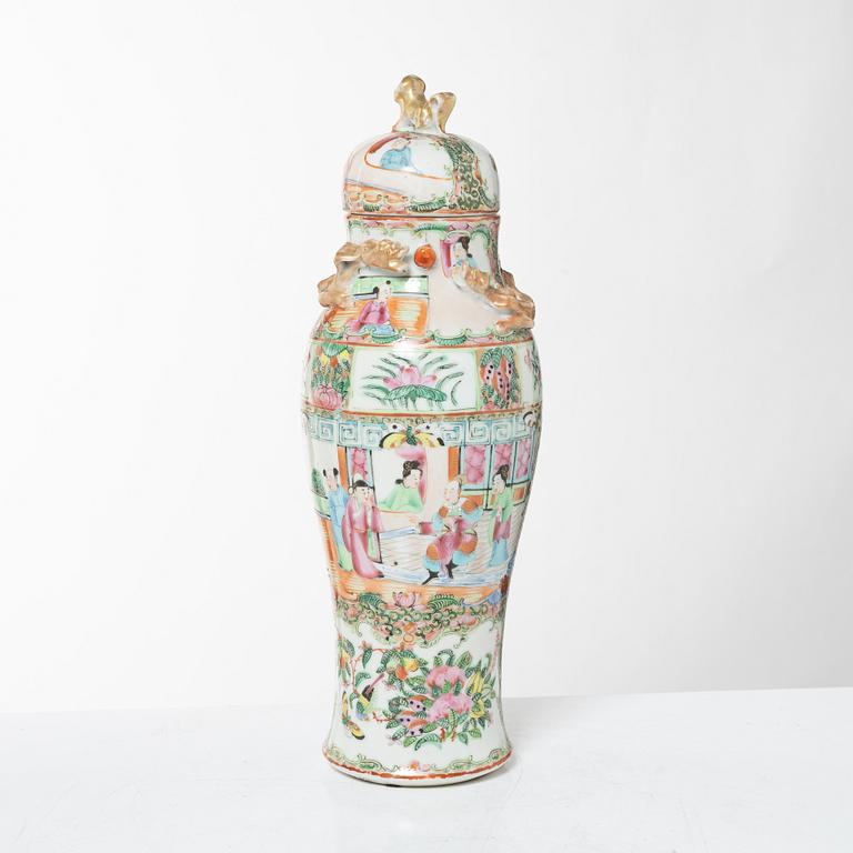Urna med lock, porslin, Kina, Kanton, 1900-tal.