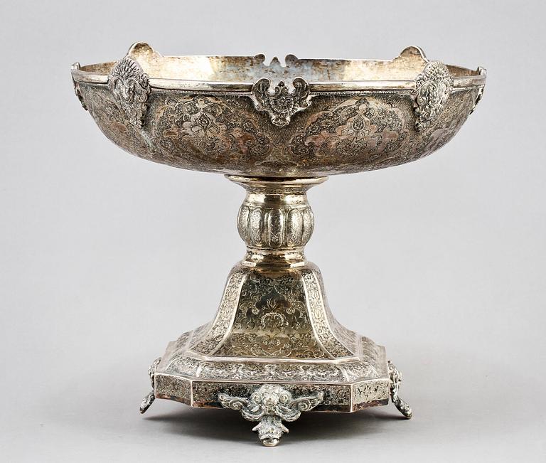 SKÅL PÅ FOT, silver, orientalisk, 1900-tal. Vikt 1600 g.