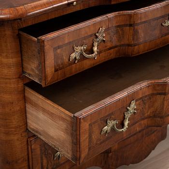 A first half of the 18th Century late Baroque chest of drawers.