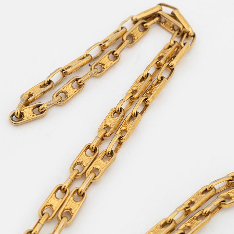 Céline, a gold tone chain.