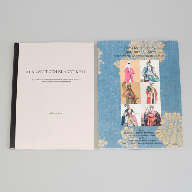 BÖCKER, 15 st., ämne: hovdräkter, kläder och mode.