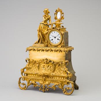 A mantel clock, second half of the 20th century.