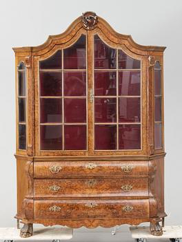 VITRINSKÅP, senbarockstil, 1800/1900-tal.