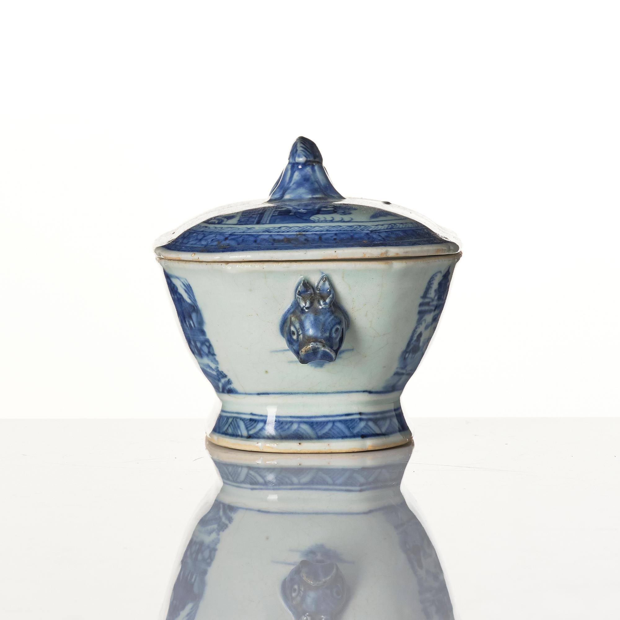 A Chinese blue and white porcelain service, 16 pieces, Qing dynasty, Qianlong (1736-95).