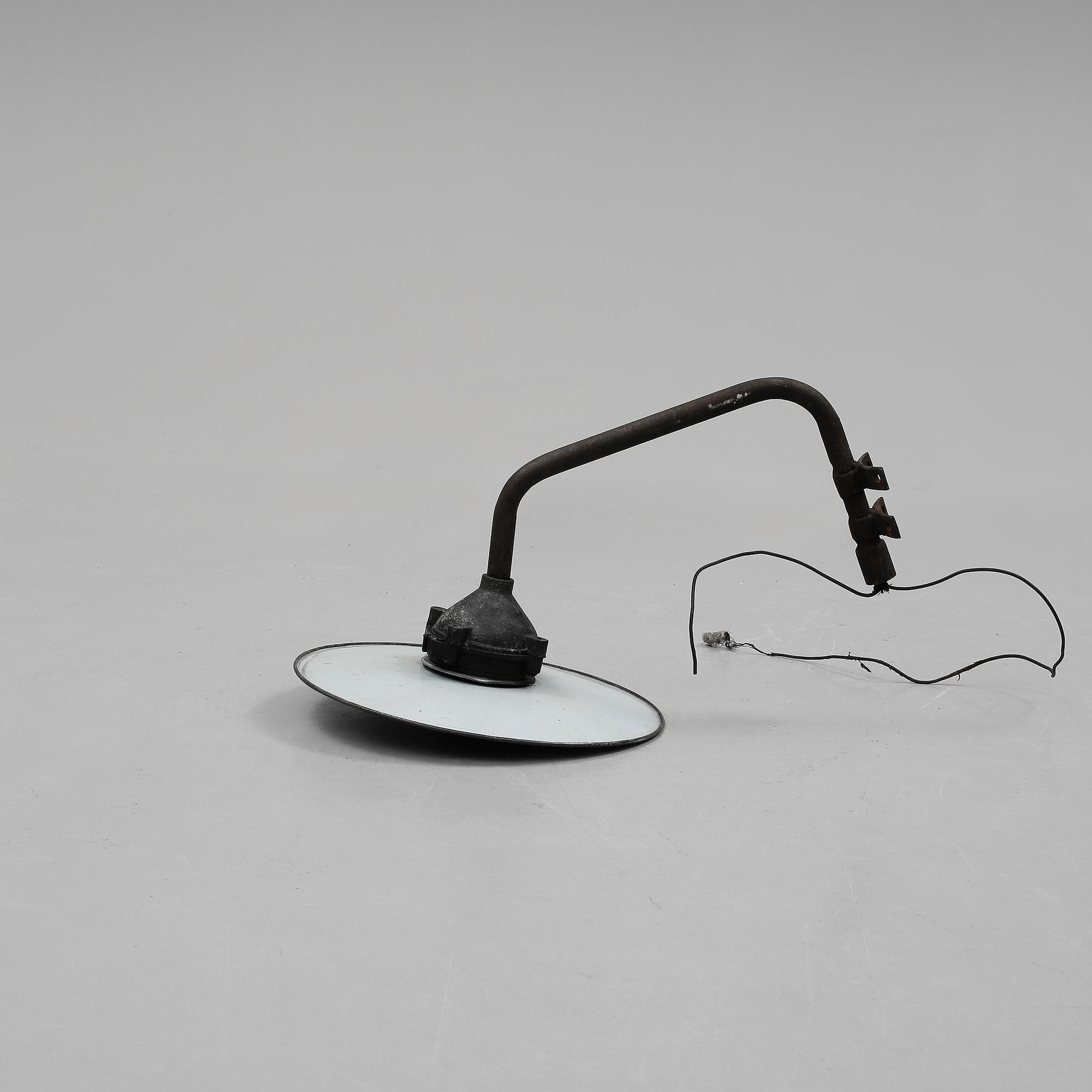 VÄGGLAMPA, för utomhusbruk. 1900-talets första hälft.