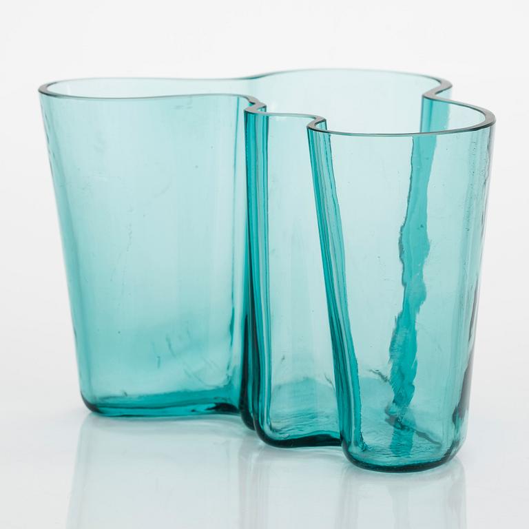 Alvar Aalto, A '9750' vase Karhula Glassworks in production 1937-1949.